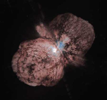 De ster Eta Carinae is een zeer zware ster die elk moment kan ontploffen in een supernova-explosie. Met tussenpozen van tientallen tot honderden jaren stoot hij gas en stof af