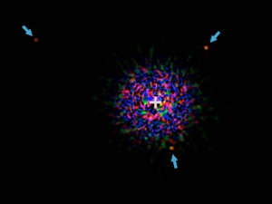 Drie planeten bij HR 8799 via de Keck telescoop, waarbij het licht van de moederster vrijwel geheel is weg gefilterd via interferometrie