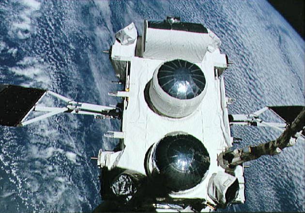 CGRO wordt uit de space shuttle in de ruimte gezet