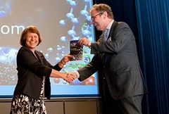 Ewine van Dishoeck en NWO voorzitter Jos Engelen bij de kick-off van het Nederlandse Astrochemie-programma 
