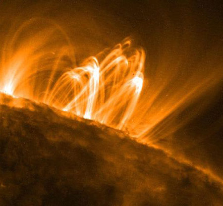 Zonnevlam, vastgelegd met de SOHO missie. Bij bepaalde type sterren komen soms veel zwaardere sterrenvlammen voor en die veroorzaken een stoot röntgenstraling