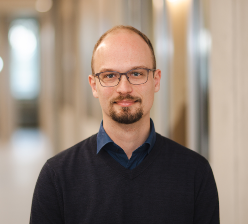 Aardwetenschapper Tobias de Jong staat bij SRON bij de afdeling Aardwetenschappen