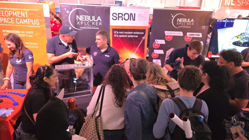 Mensen drommen voor een stand van SRON op de drukke ESTEC open dag.